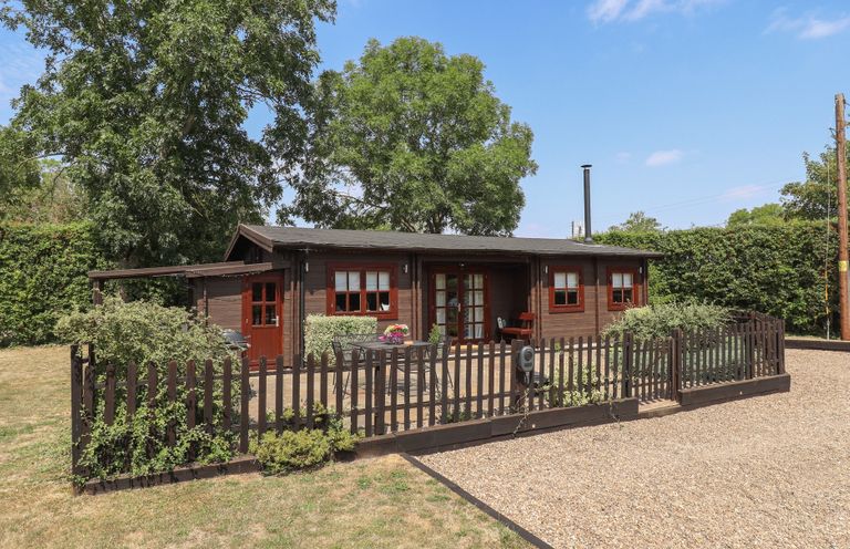 A lodge surrounded by garden at Tythe Lodge – Hot Tub Retreat in Rural Lincolnshire | Family-Friendly Lodge Near Heckington