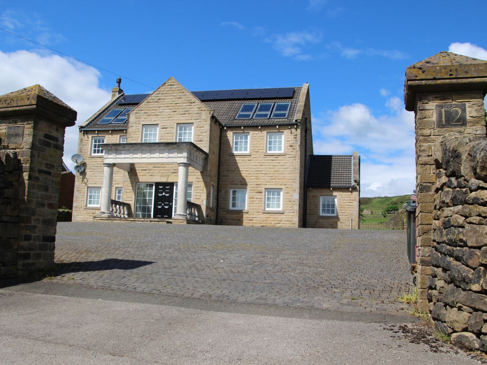 Cottage ∙ 7 Bedrooms ∙ 15 Guests - Holmfirth