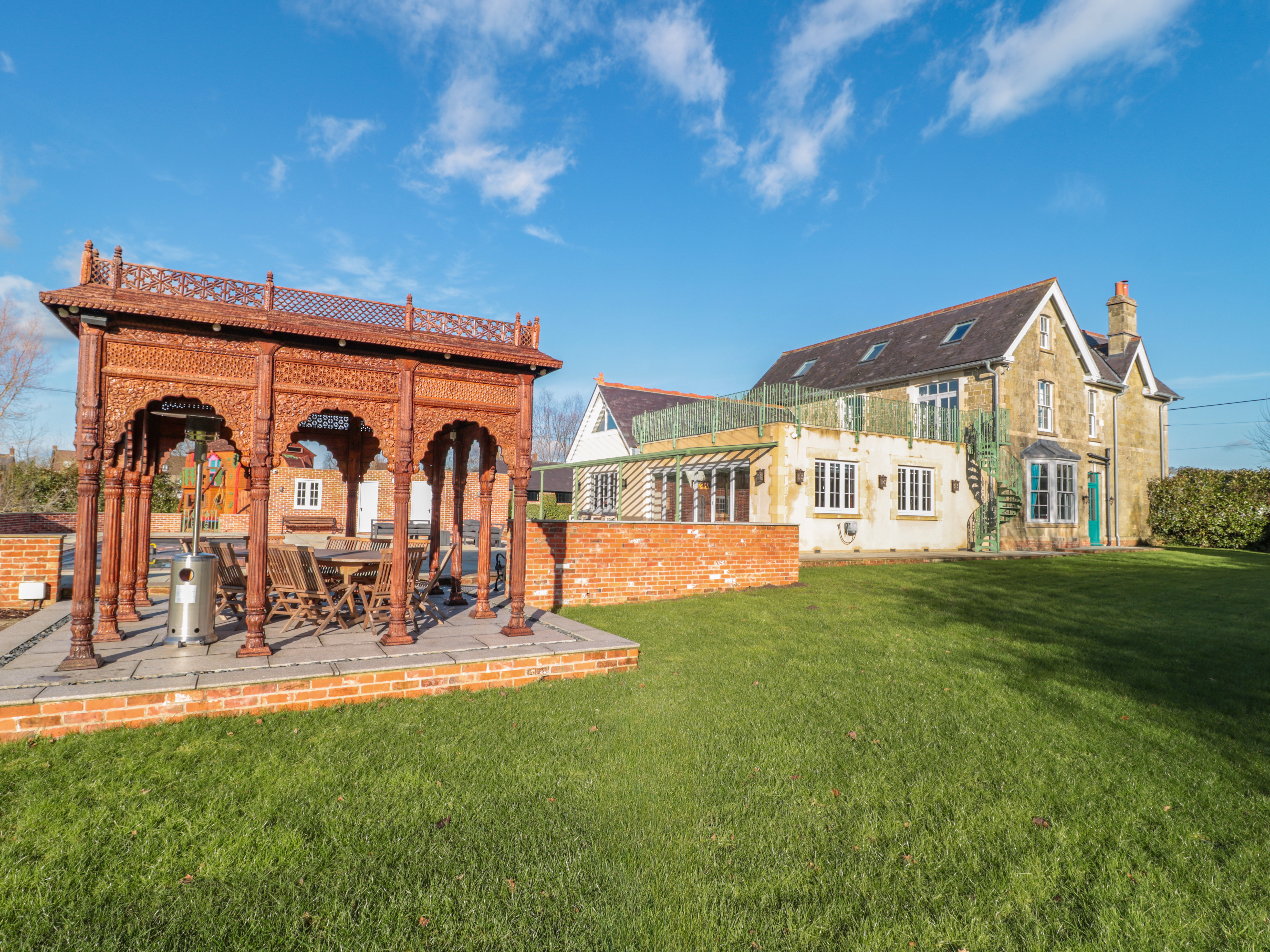 Holiday cottage, Motcombe (Royal Oak House)
