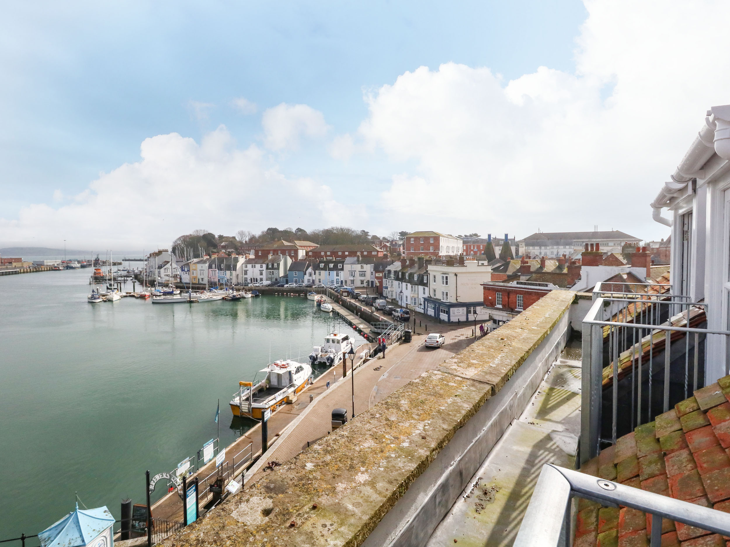 Holiday cottage, Brewers Quay Harbour ()