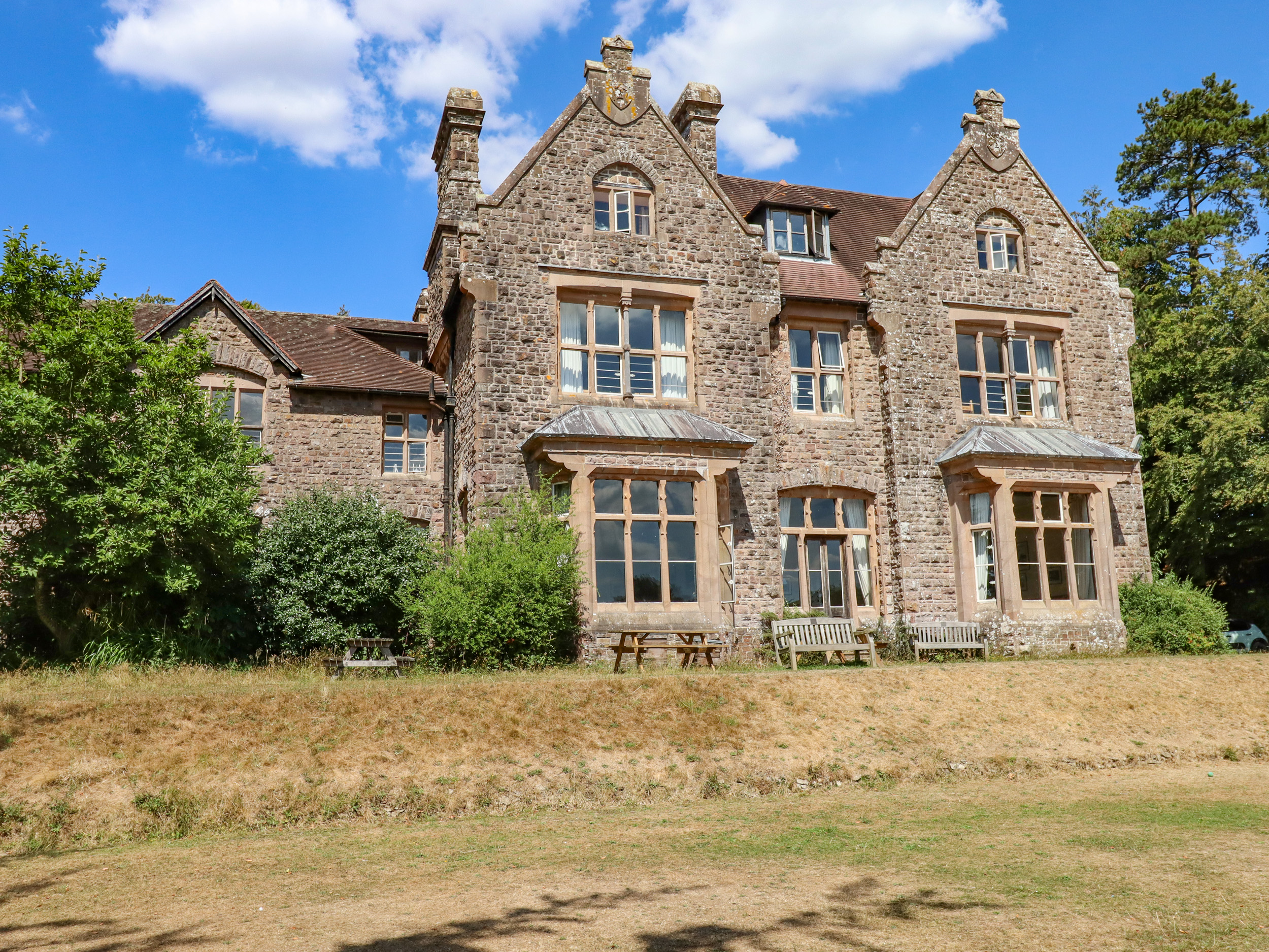 Nethercott House - Sleeps 47