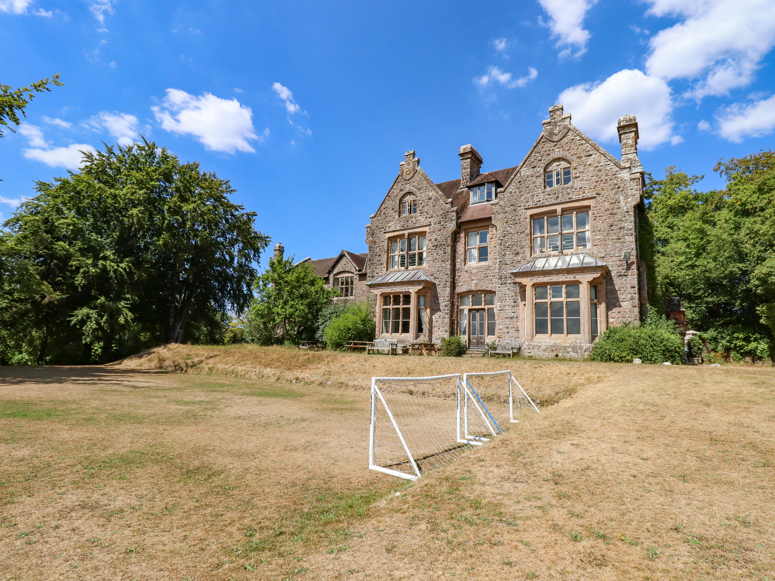 Nethercott House - Sleeps 47