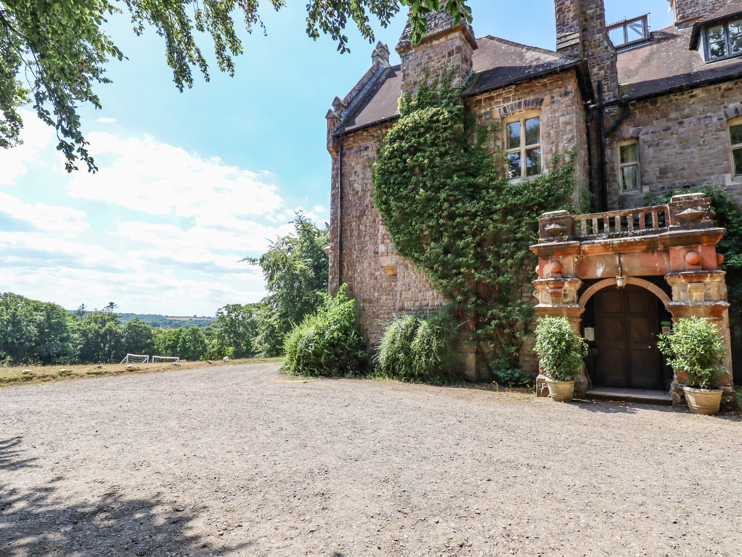 Nethercott House - Sleeps 47