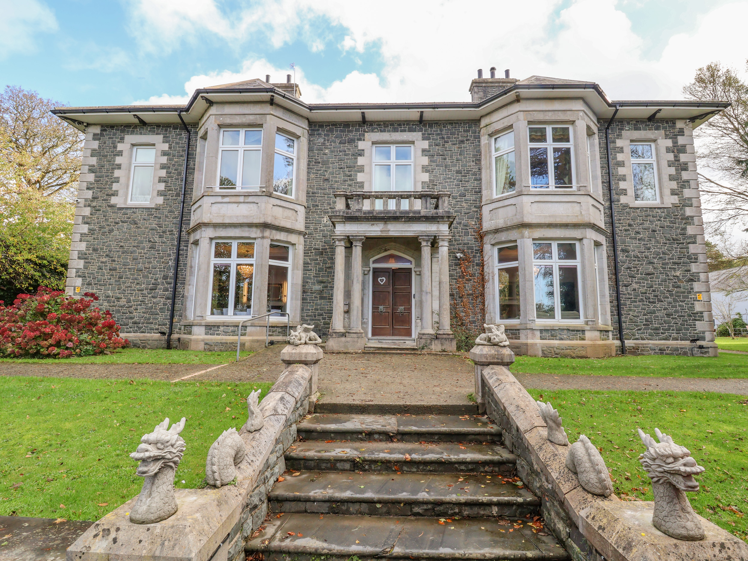 The Lloyd George - Sleeps 31