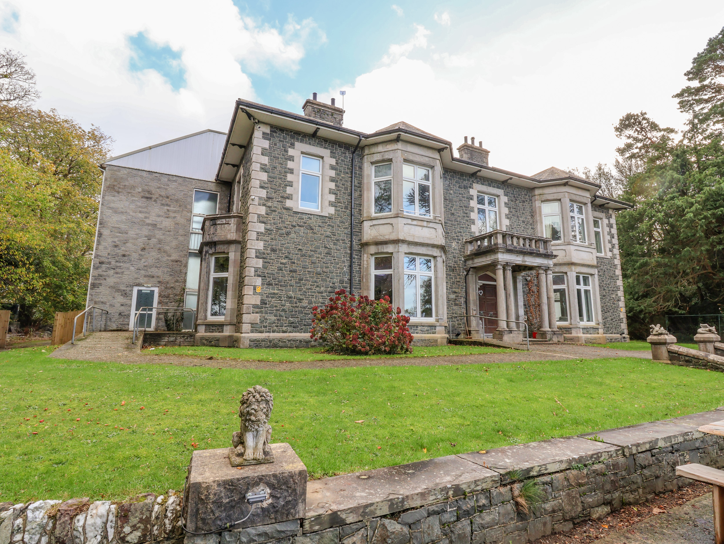 The Lloyd George - Sleeps 31