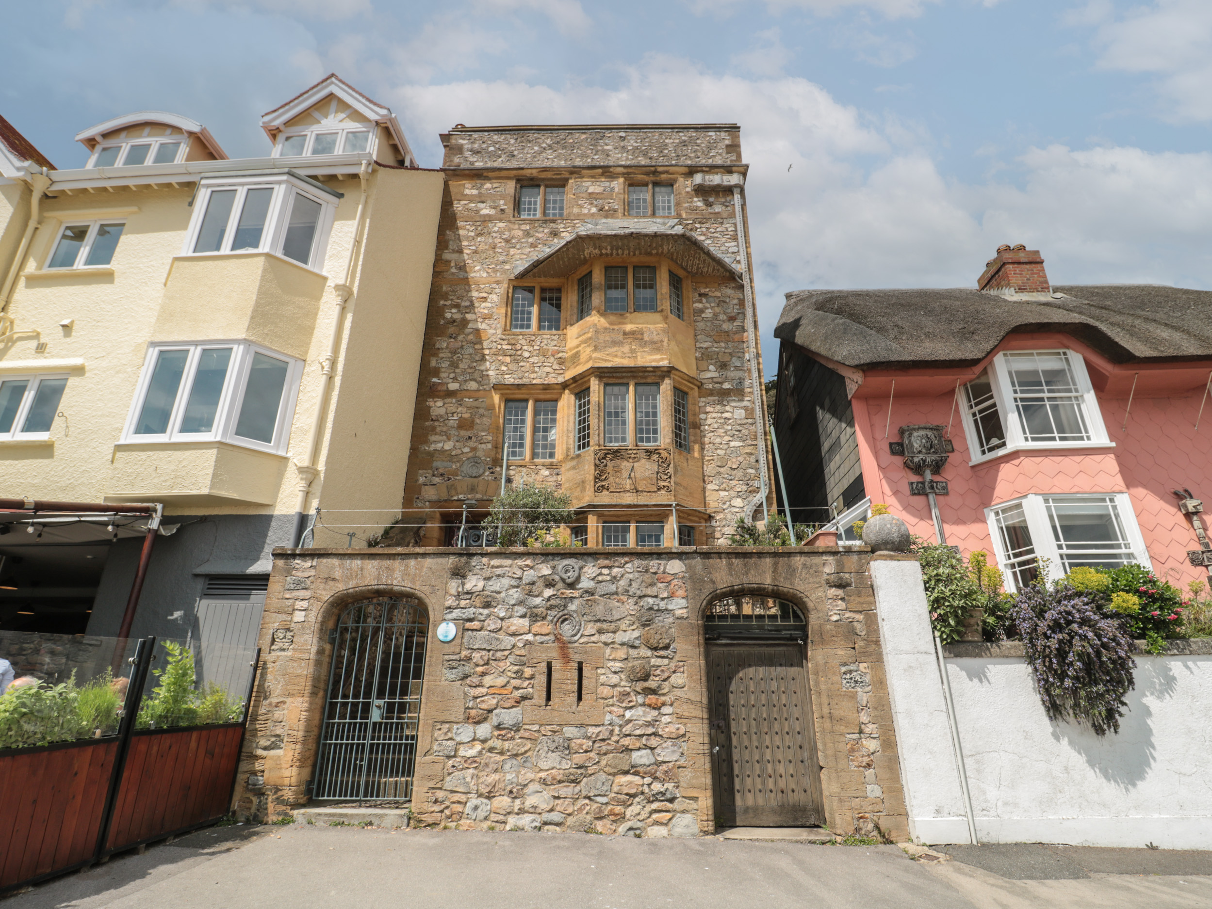 Sundial House - Sleeps 9