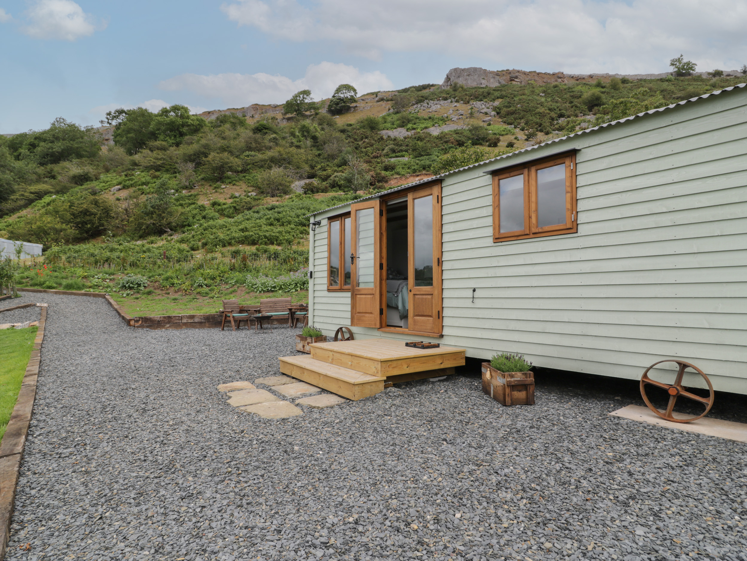 Holiday cottage, Llangollen (Tan Y Castell Shepherds Hut)