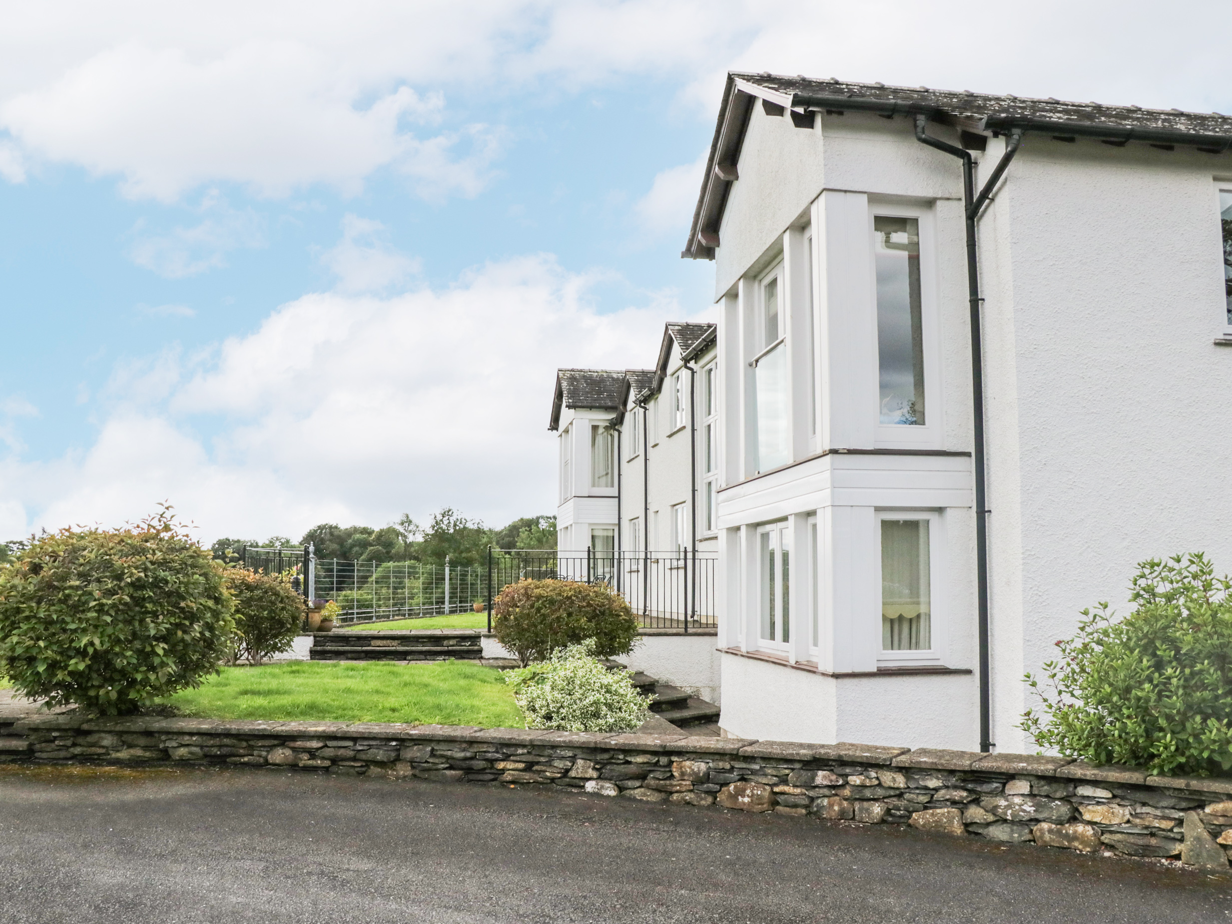 Holiday cottage, Bowland Bridge (Ramblers Lodge)