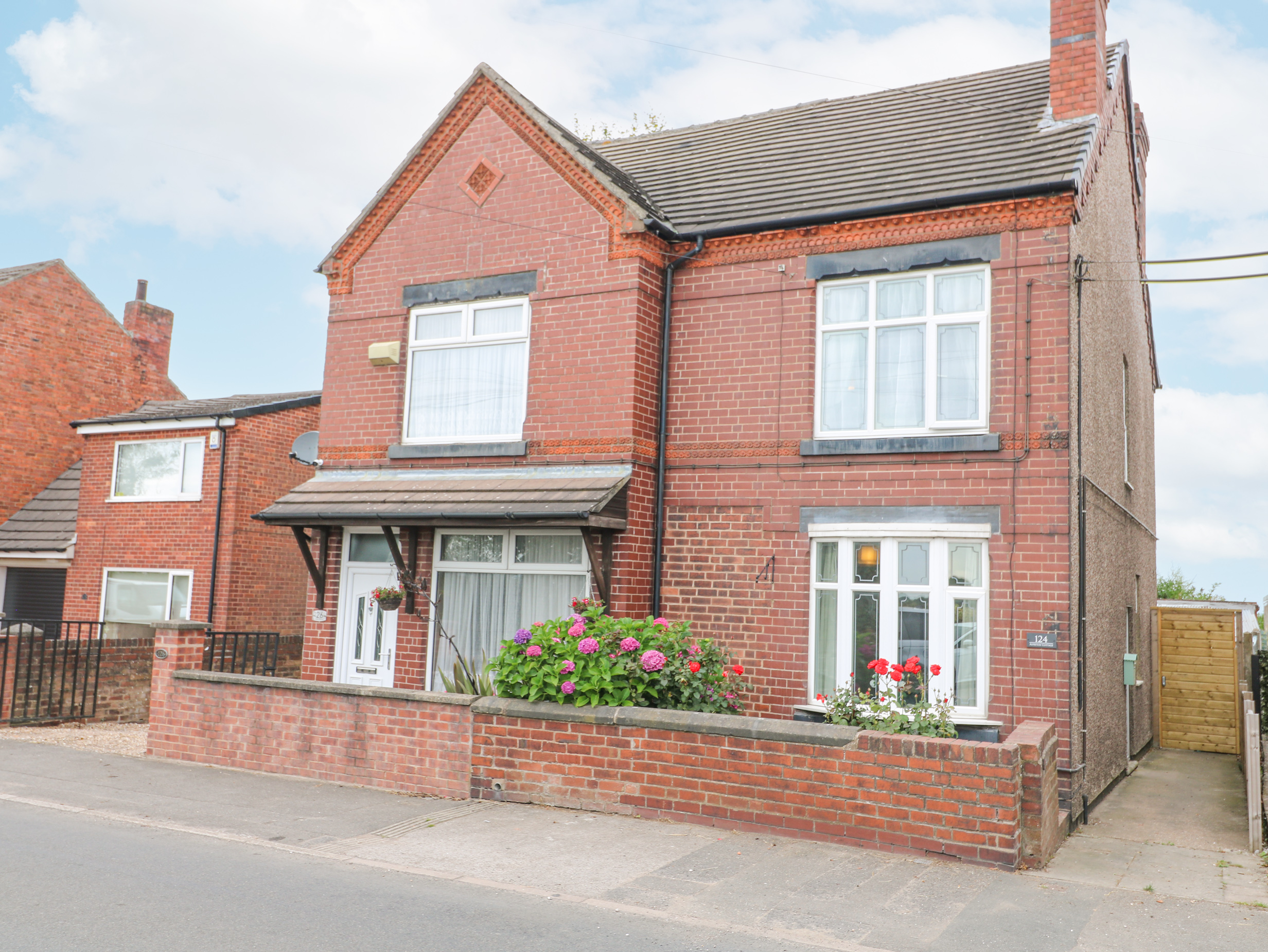 Holiday cottage in Alfreton, Derbyshire - Photo 1