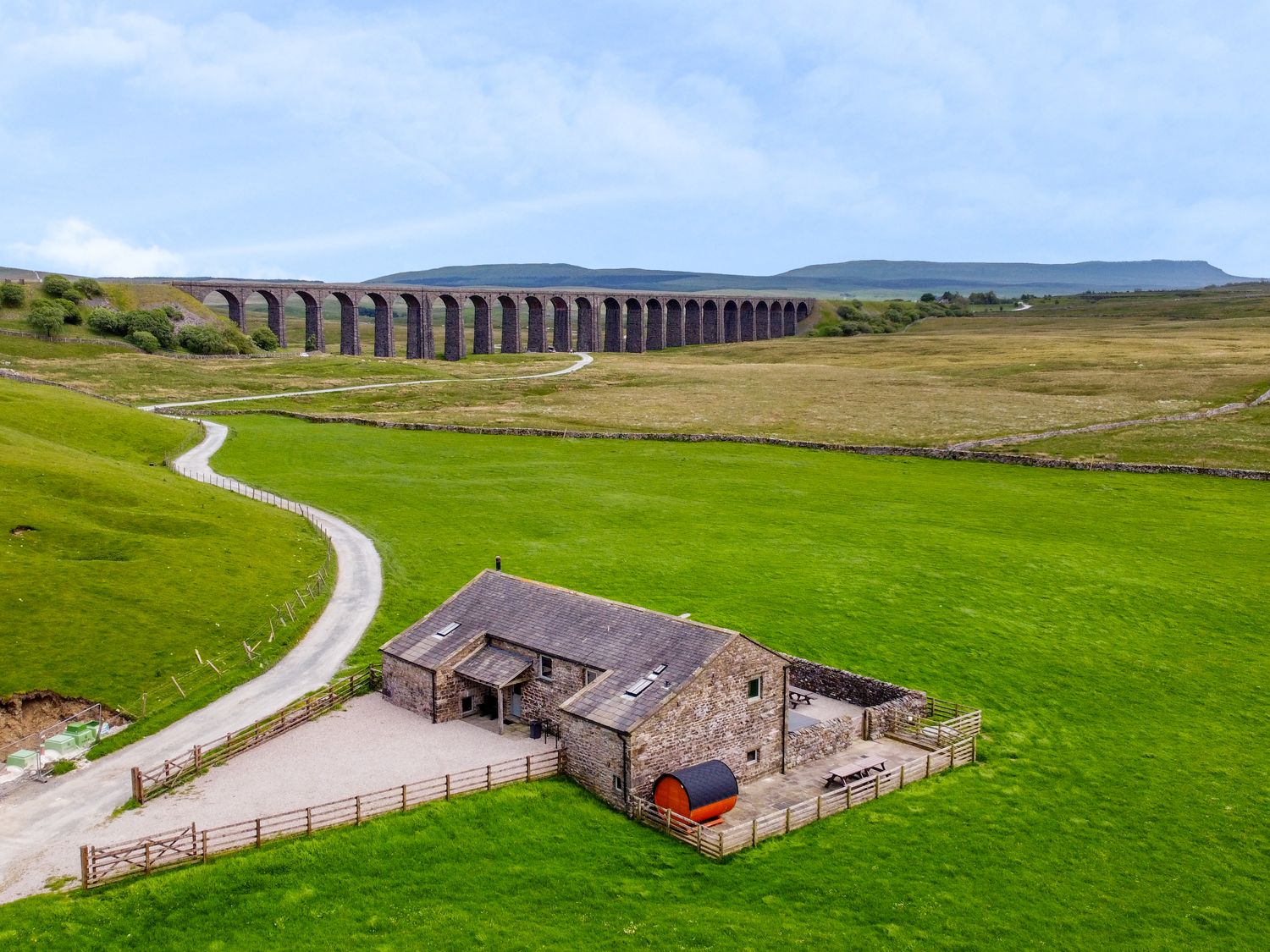 Three Peaks Barn - Sleeps 13