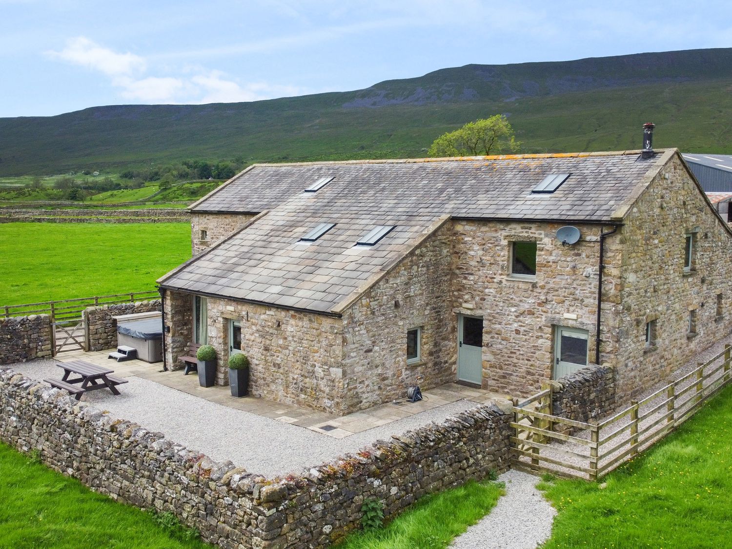 Three Peaks Barn - Sleeps 13