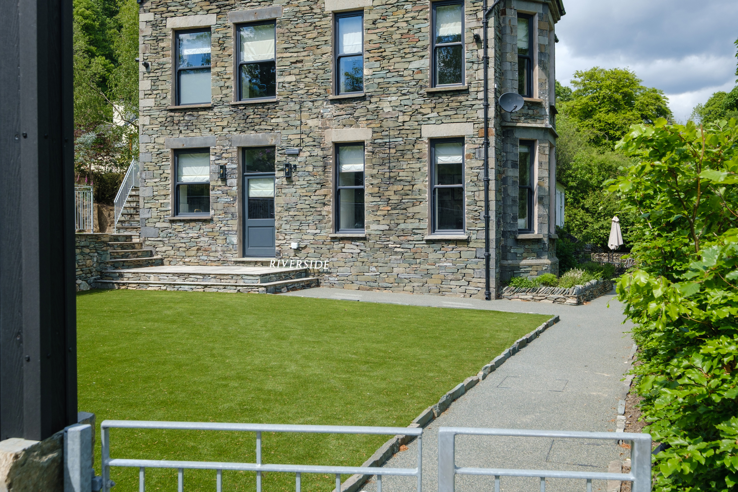 Riverside - Sleeps 14