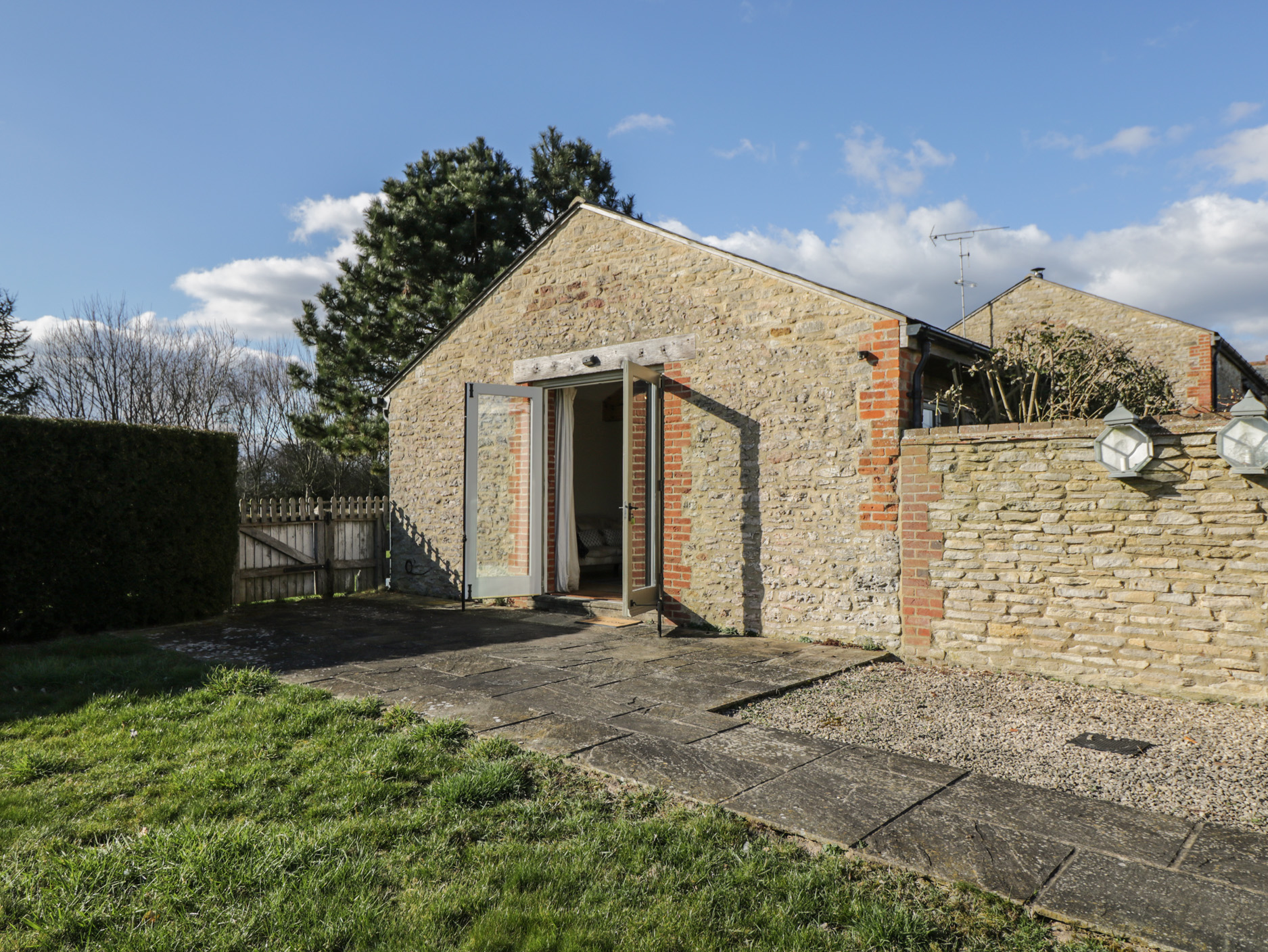 Holiday cottage in Stanford In The Vale, Oxfordshire - Photo 1