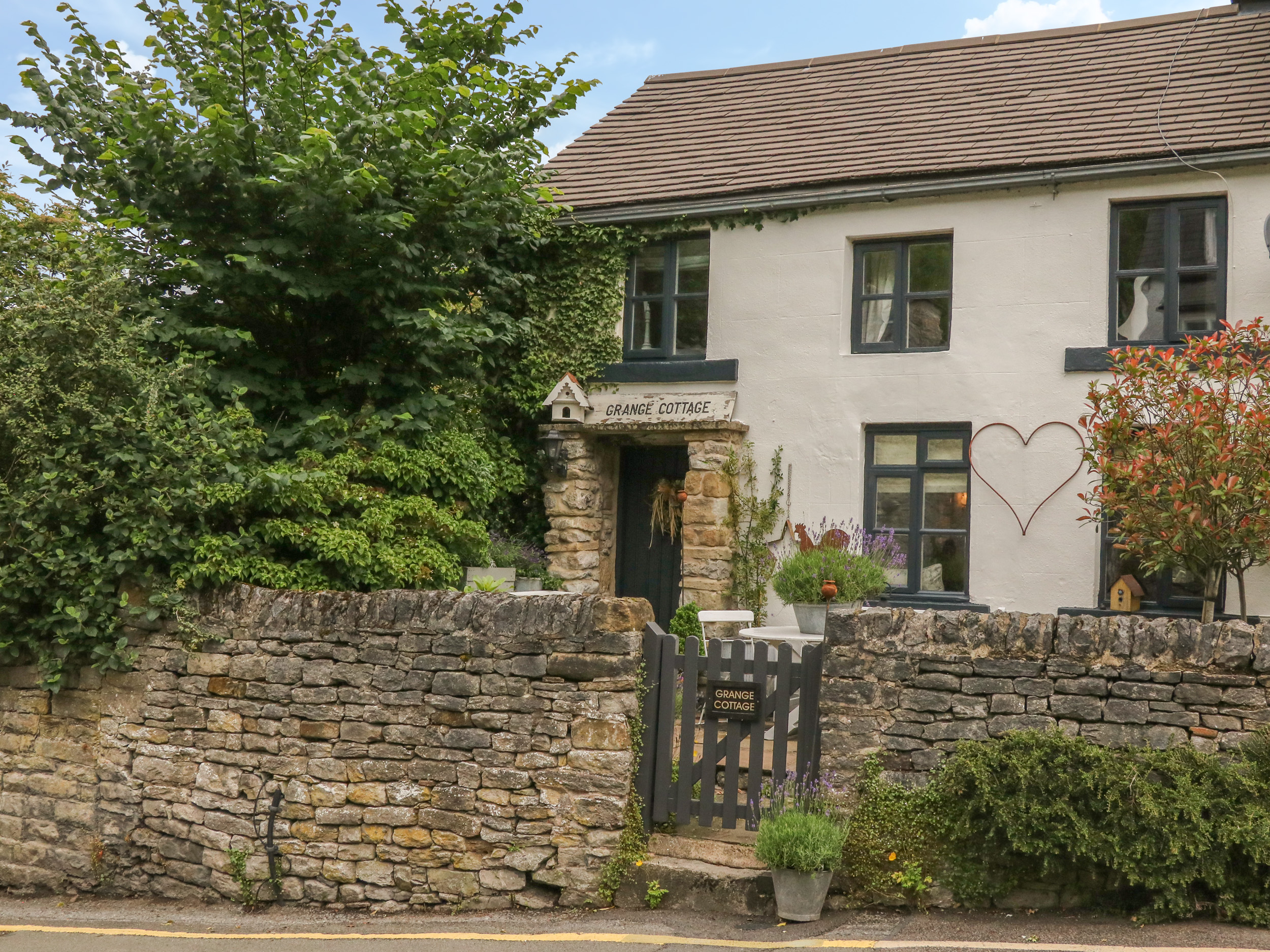 Holiday cottage in Castleton, Derbyshire - Photo 1