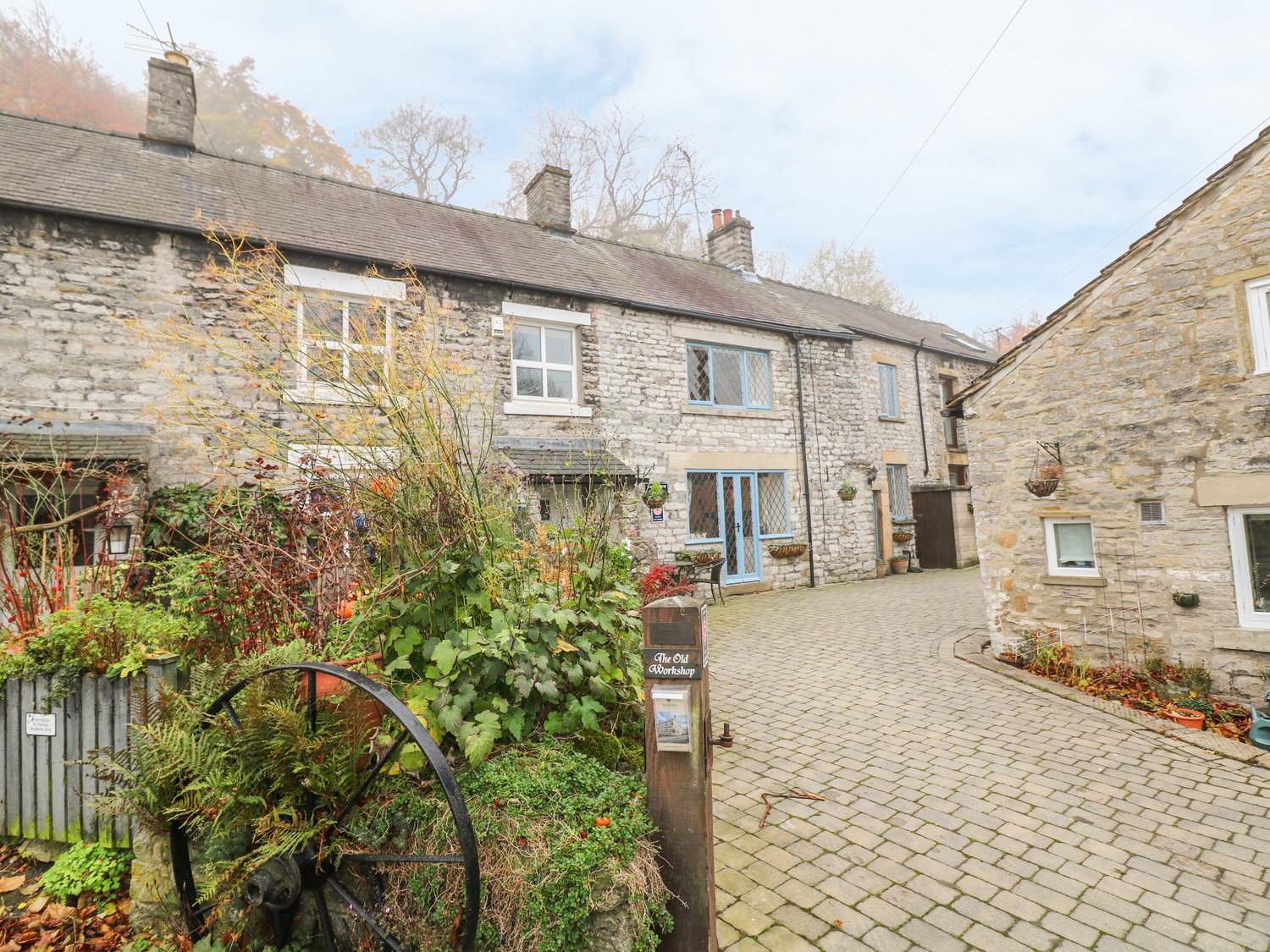 Holiday cottage, Castleton (Laburnum Cottage)