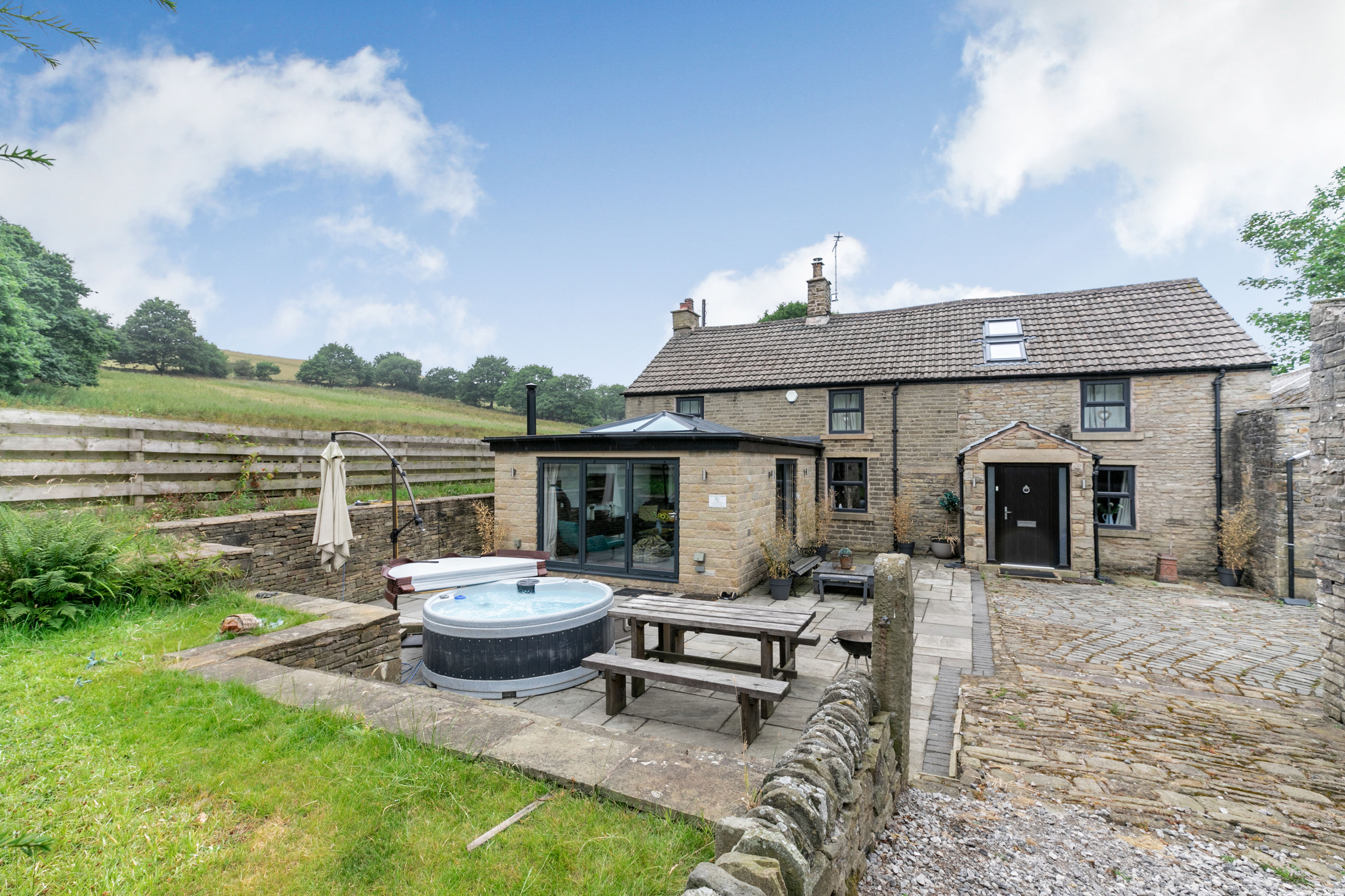 Holiday cottage in Glossop, Derbyshire - Photo 1
