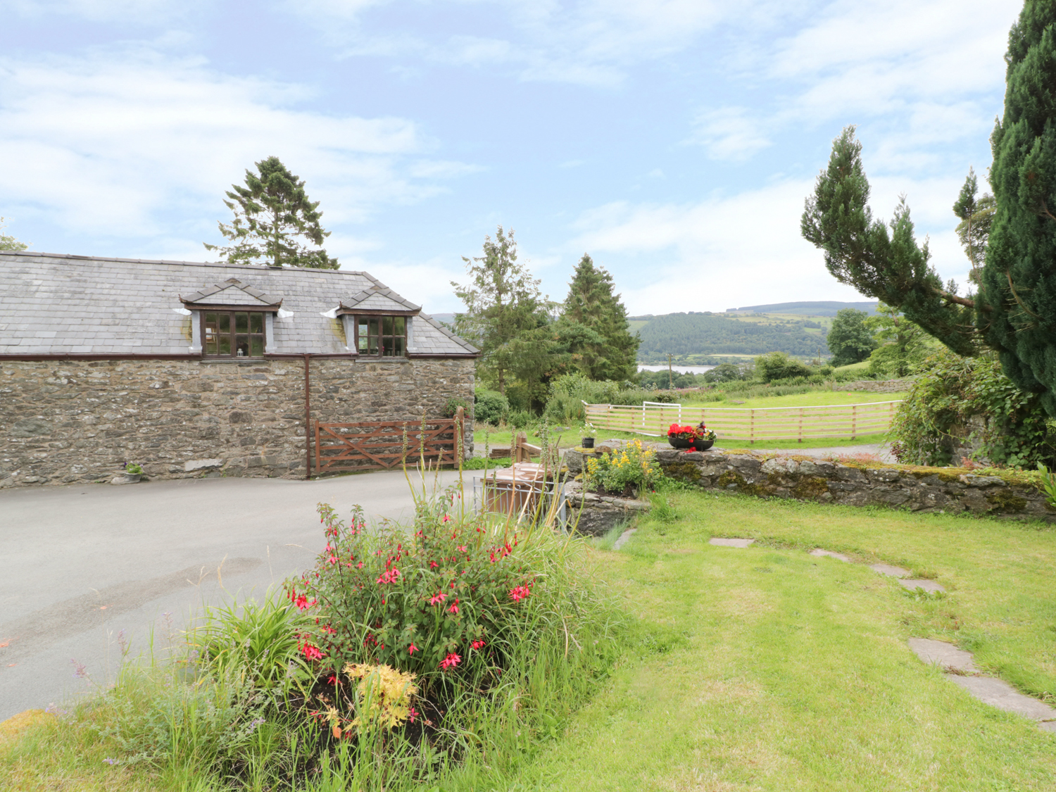 Hen Ysgubor Cottage - Sleeps 4