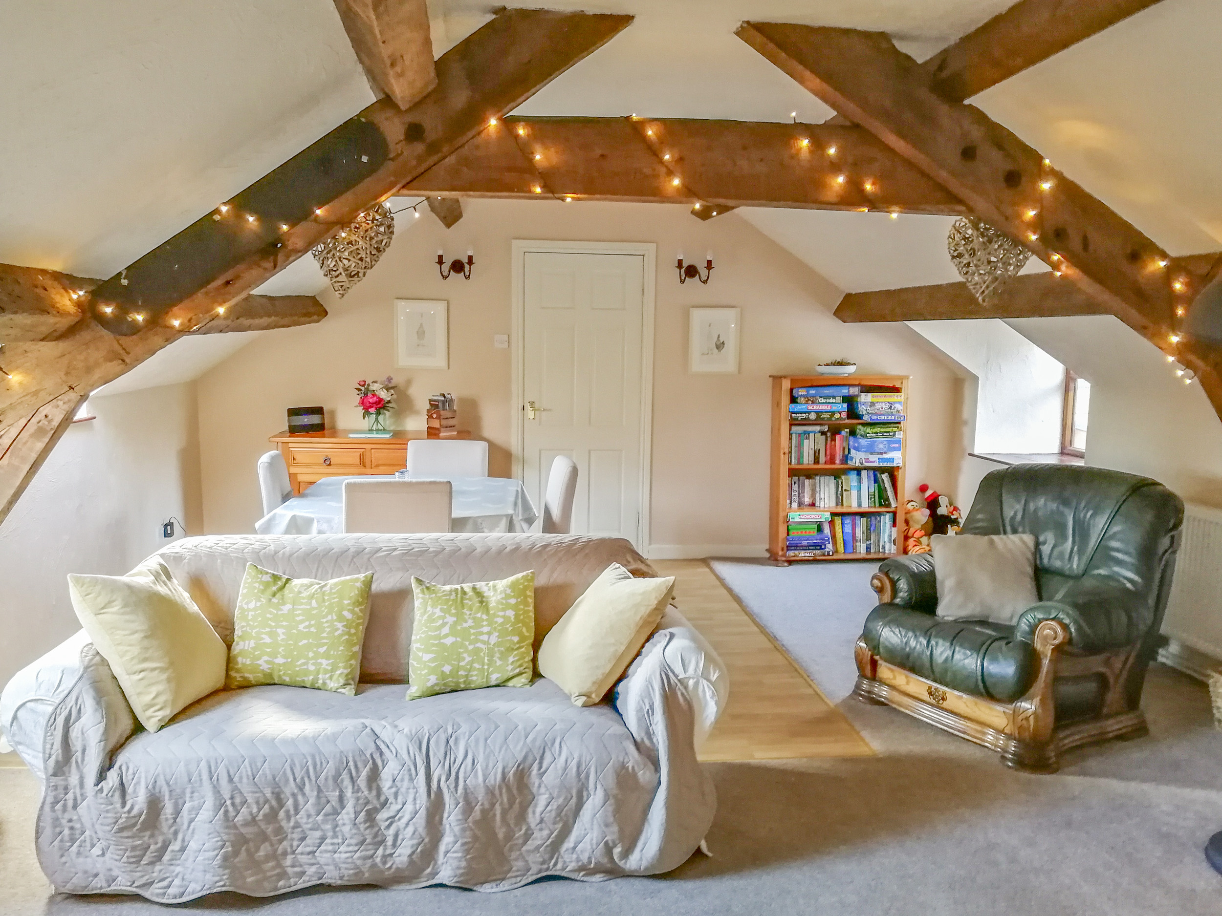 Hen Ysgubor Cottage - Sleeps 4