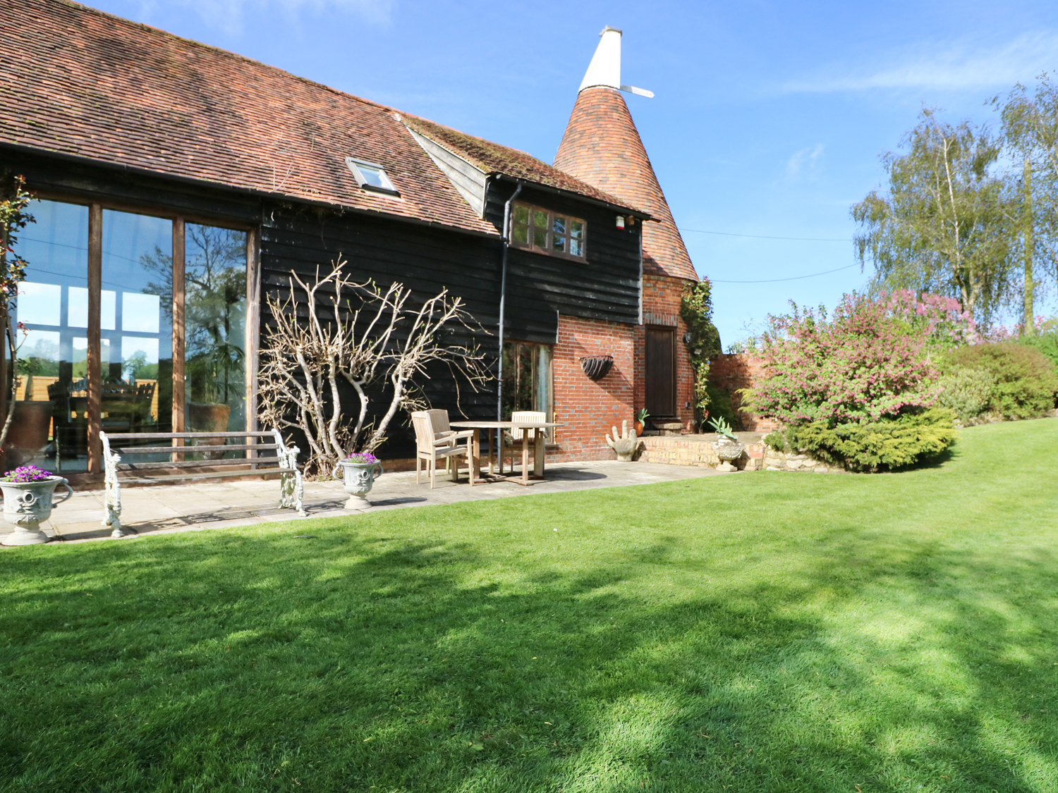 Harbourne Oast - Sleeps 10
