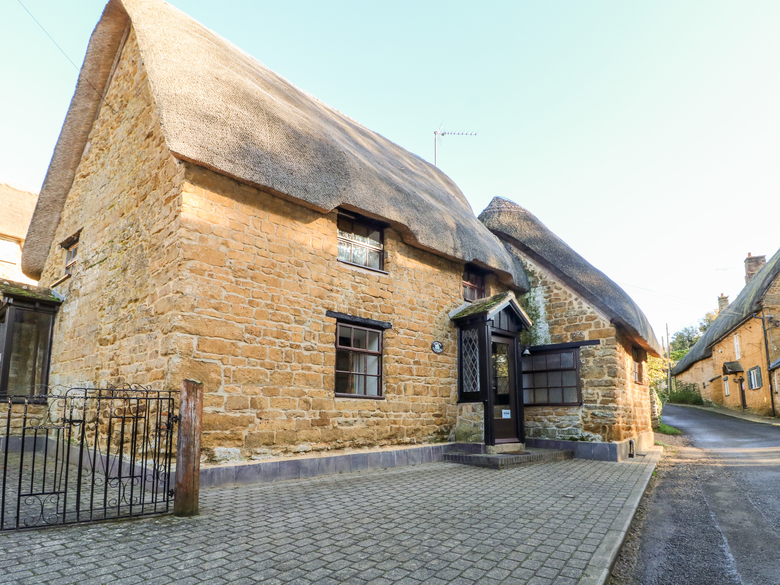 Holiday cottage, Wroxton (Spring Cottage)